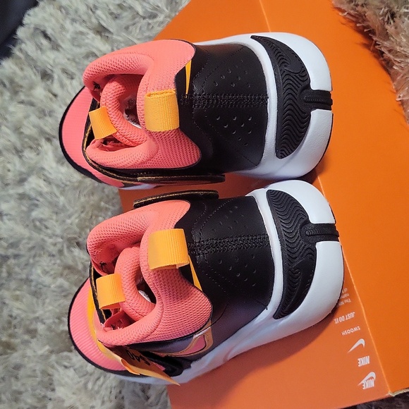 Nike new Black and Pink Sneakers - Picture 6 of 7